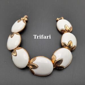 Vintage Crown Trifari White Lucite Link Bracelet Gold Tone 1950s